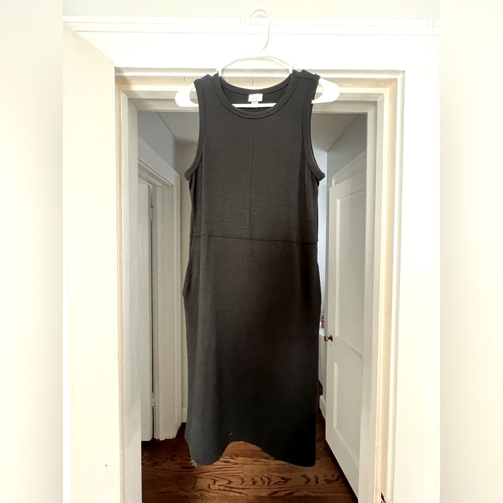 Black sleeveless dress with pockets